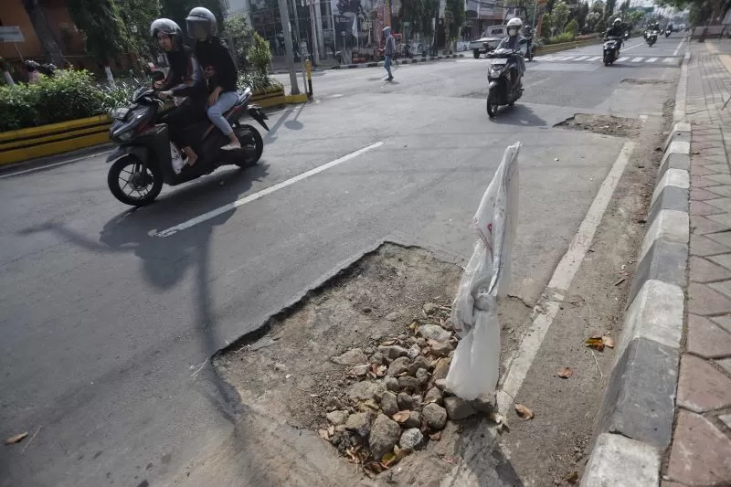 fan-lubang-jalan-gajahmada-1JPG-1200943359